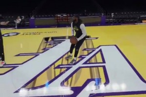 老詹这力量实在恐怖！直接以正常的投篮姿势投LOGO三分！