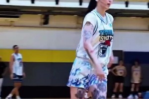 卧槽，大花腿啊！美女腿上这纹身会不会有点夸张了🙊